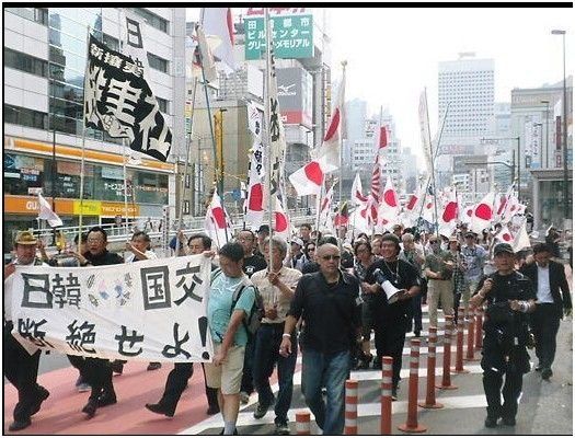 日極右勢力東京街頭反韓 舉反韓標語放日本軍歌 日極右勢力東京街頭反韓 舉反韓標語放日本軍歌