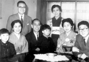 安倍家族推進(jìn)日本修憲半個(gè)多世紀(jì),圖中間為安倍坐在外公岸信介膝上,右一為安倍父親安倍晉太郎,右三為安倍母親安倍洋子。