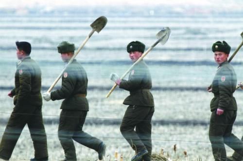 朝軍士兵前往田地支援地方建設(shè)。