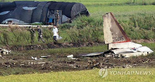當(dāng)?shù)貢r間28日下午2時8分許，韓國一架空軍教練機(jī)T-50在全羅南道光州市西區(qū)細(xì)荷洞農(nóng)田墜毀。