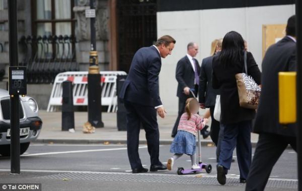 英國首相卡梅倫步行送女兒上幼兒園。