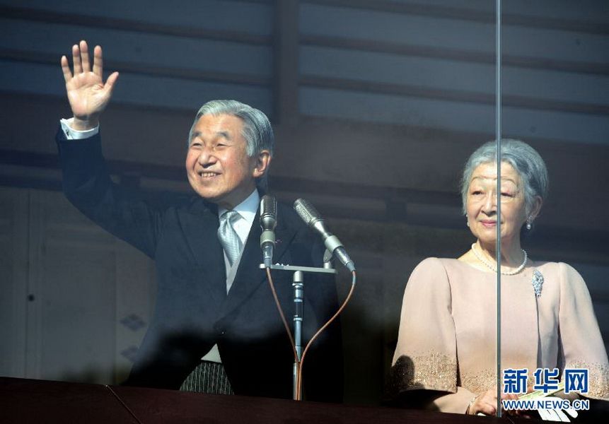 當(dāng)?shù)貢r(shí)間12月23日，在位于日本東京的皇宮，日本明仁天皇向民眾致意。