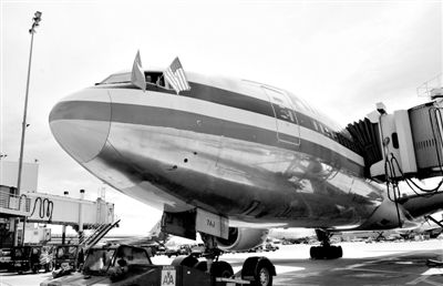 2011年4月5日，美國(guó)航空公司為洛杉磯至上海首條直飛航線的開(kāi)通舉行剪彩儀式。目前，美國(guó)航空、美國(guó)聯(lián)合航空和達(dá)美航空已經(jīng)向中國(guó)提交了飛行計(jì)劃。
