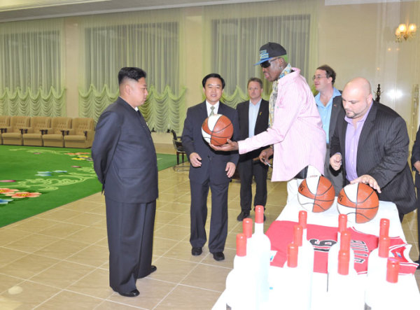 近日，朝鮮最高領(lǐng)導(dǎo)人金正恩已在平壤再次會見并宴請了正在朝鮮訪問的前美國全國籃球協(xié)會(NBA)球星羅德