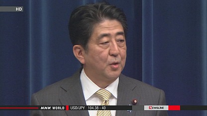 日本首相安倍晉三出發(fā)前往瑞士前接受記者采訪。