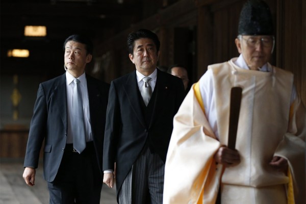 當(dāng)?shù)貢r間2013年12月26日，日本東京，日本首相安倍晉三抵達(dá)靖國神社。