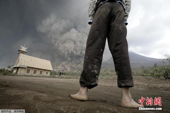 當(dāng)?shù)貢r間2月1日，印尼錫納朋火山持續(xù)噴發(fā)。