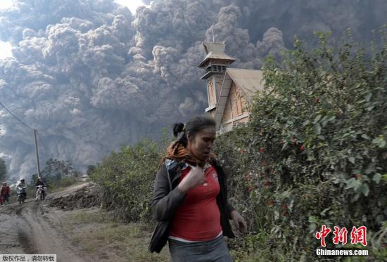 當(dāng)?shù)貢r間2月1日，印尼錫納朋火山持續(xù)噴發(fā)。