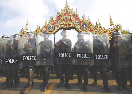 14日在泰國曼谷，政府出動數(shù)千名防暴警察，以奪回政府大樓和其他 泰數(shù)千防暴警察和平清場 被示威者占領(lǐng)的區(qū)域。