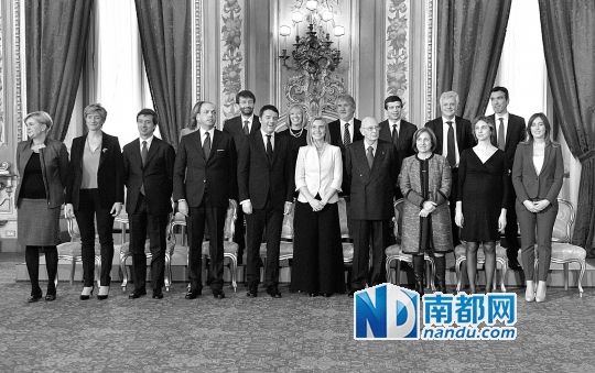 2月22日，在意大利羅馬總統(tǒng)府，新任總理馬泰奧·倫齊(前左五)與總統(tǒng)納波利塔諾(前右四)及新內(nèi)閣成員