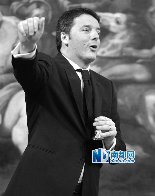 2月22日，在意大利羅馬總理府，新任總理馬泰奧·倫齊搖鈴象征正式行使總理權(quán)力。
