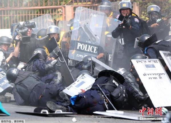 當(dāng)?shù)貢r(shí)間2月18日，泰國(guó)曼谷警方與示威者發(fā)生沖突。