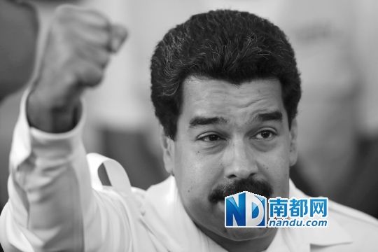 委內(nèi)瑞拉總統(tǒng)馬杜羅向支持者致意。