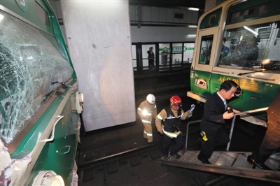 5月2日，韓國首爾，首爾2號線地鐵去往蠶室方向的一趟列車在上往十里站撞上了一趟?？吭谡緝?nèi)的列車。