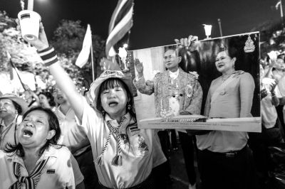 5日，泰國巴蜀府海濱度假勝地華欣，數(shù)萬民眾身穿國王的代表色“黃色”T恤，自發(fā)上街，口喊“國王萬歲”的口號。