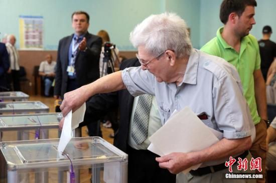 　5月25日，一名烏克蘭選民把填好的選票投入選票箱。