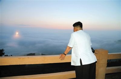 　朝鮮最高領(lǐng)導(dǎo)人金正恩正在觀看導(dǎo)彈發(fā)射。