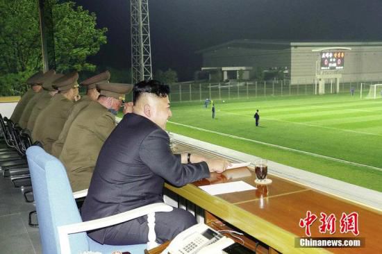 資料圖:今年5月,金正恩觀看體育賽事。
