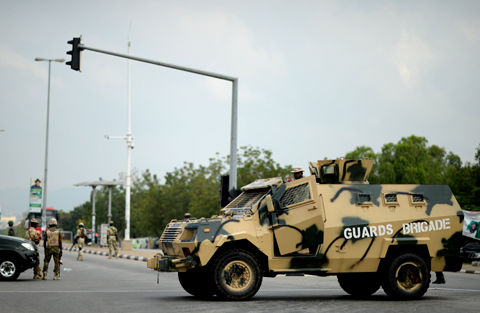 近日，尼軍警加強了對首都區(qū)的安保。 李涼 攝