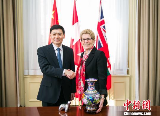 　圖示省長韋恩（右）與薛冰總領(lǐng)事首度官式會晤。　安省/攝