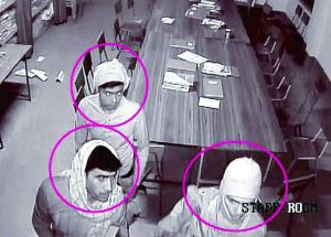 印度警方15日說(shuō)，當(dāng)局已確認(rèn)涉嫌輪奸七旬修女的部分嫌疑人身份，正懸賞10萬(wàn)盧比（約1500美元）通緝
