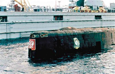2001年，與失火核潛艇屬于同一級的“庫爾斯克”核潛艇時隔14個月被打撈出海。