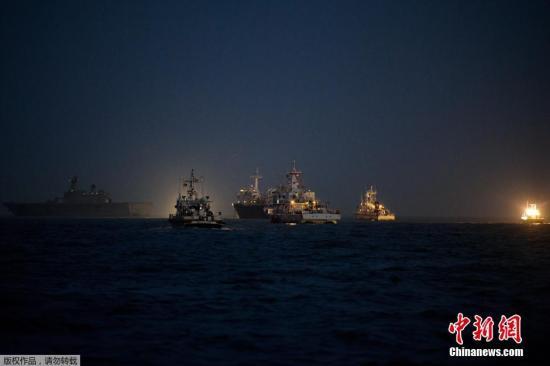 當(dāng)?shù)貢r(shí)間2014年4月24日，搜救人員在全羅南道珍島郡海域24小時(shí)不分晝夜的搜尋沉船事故失蹤者。