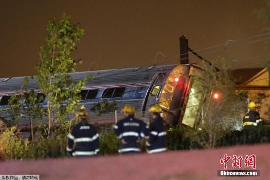 當(dāng)?shù)貢r間5月12日晚，一列美國鐵路公司的火車在費城弗蘭克福段脫軌，導(dǎo)致至少50人受傷。