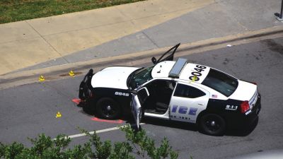 被槍手擊中的警車。新華社發(fā)
