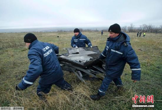 當?shù)貢r間2014年11月16日，烏克蘭頓涅茨克地區(qū)，墜毀MH17飛機殘骸收集工作進行中。