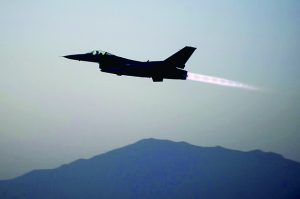 美國軍方19日證實，一架美軍F-16戰(zhàn)斗機上周在阿富汗東部遭到地面火力攻擊，受損嚴重，不得不拋掉兩個油箱以及多件武器彈藥才勉強返航。事發(fā)區(qū)域主要受塔利班控制。過去，塔利班武裝組織曾經(jīng)數(shù)次使用小型火力擊落美軍直升機，但從未擊中能在高空超音速飛行的F-16戰(zhàn)斗機。