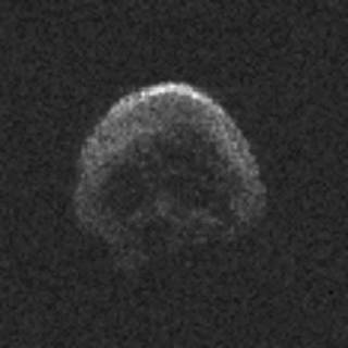 這顆彗星外形酷似骷髏頭，表面甚至可分出眼鼻。