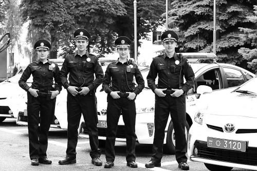 烏克蘭新警察在警車旁帥氣亮相。