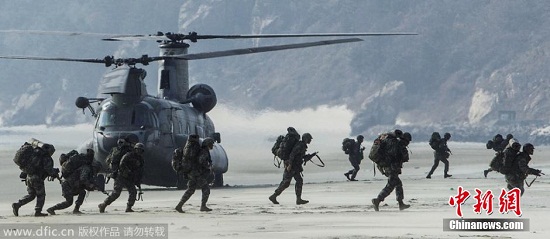 資料圖：當(dāng)?shù)貢r間2014年11月10日，韓國海陸空三軍啟動了“2014護國演習(xí)”。