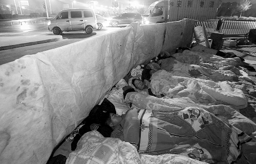 在寒冷的冬夜，為了能省點錢，方便接活，民工們?nèi)运跇蛳隆? complete=