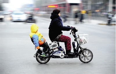 昨日下午，隴海西路桐柏路口，紅燈亮起的瞬間一輛電動(dòng)車(chē)闖過(guò)路口。