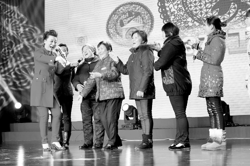 小香玉與戲迷同臺(tái)演出  小香玉與戲迷同臺(tái)演出