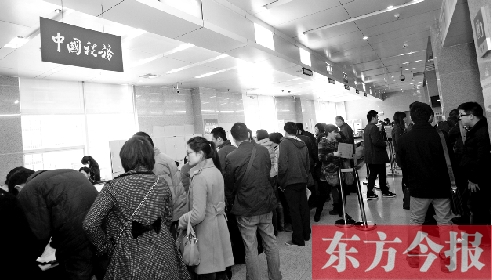 　昨天，在鄭州市房管局辦稅柜臺，迎來絡(luò)繹不絕辦理業(yè)務(wù)的市民