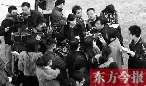 經(jīng)適房“下課”，公租房的申請、租金等備受關(guān)注，圖為鄭州市房管局規(guī)劃和住房保障處處長馮榮智被媒體記者“
