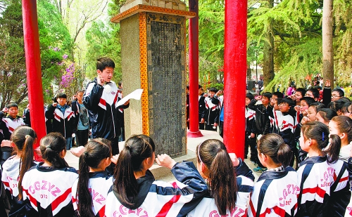 　　4月3日,宜陽縣1000余名師生通過獻花、宣誓、掃墓、讀祭文等形式緬懷革命先烈。 田義偉 攝