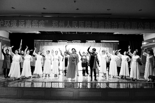 昨日，鄭州人民醫(yī)院舉辦了一臺(tái)特殊的晚會(huì)，表演的和看表演的大都是癌癥患者 河南商報(bào)記者 王春勝/攝　
