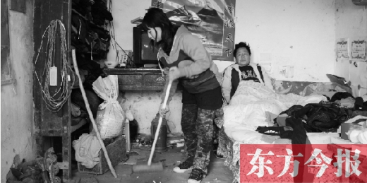 　寧陵縣趙村鄉(xiāng)大楊莊村，16歲的王香浦在打掃家里的衛(wèi)生，床上躺著她的爸爸　