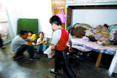 孩子們住在這里，沒有上學(xué)，大部分時(shí)間是練功，出去表演