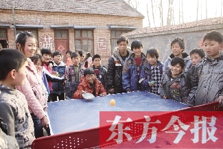 坐著輪椅的小宗成和同學們一塊打乒乓球，這是他感到最快樂的事