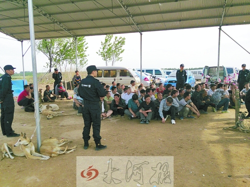 民警突襲賭場，64名涉案人員全部落網(wǎng)。