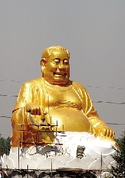 　4月25日，洛陽龍華歡樂園，網(wǎng)上引起熱議的“大背頭彌勒佛”。