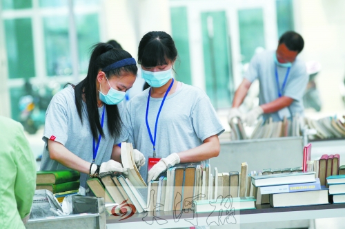 工作人員正在忙著整理書(shū)籍,逐一登記、歸類(lèi)。