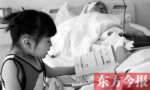 　昨天上午，鄭州市骨科醫(yī)院病房?jī)?nèi)，李剛躺在病床上，女兒嘟嘟在安靜地看書