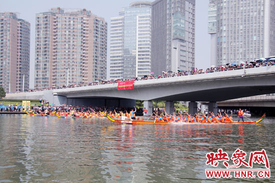 6月11日，2013中華軒轅龍舟大賽，在鄭州東區(qū)的如意湖舉行。