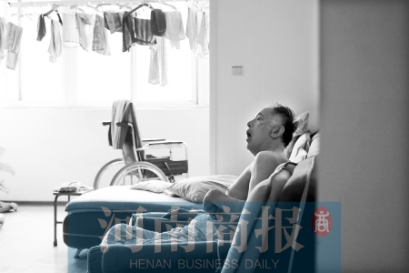 金老先生因偏癱生活不能自理，鄰居說，平時經?？吹阶o工和老人的弟弟前來照顧 實習生 唐韜/攝